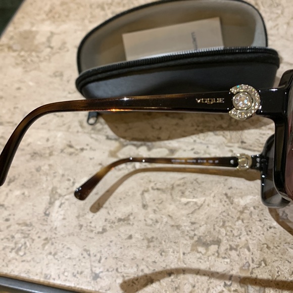 Brand new Vogue Polarized sunglasses in case with microfiber cloth - Picture 5 of 6
